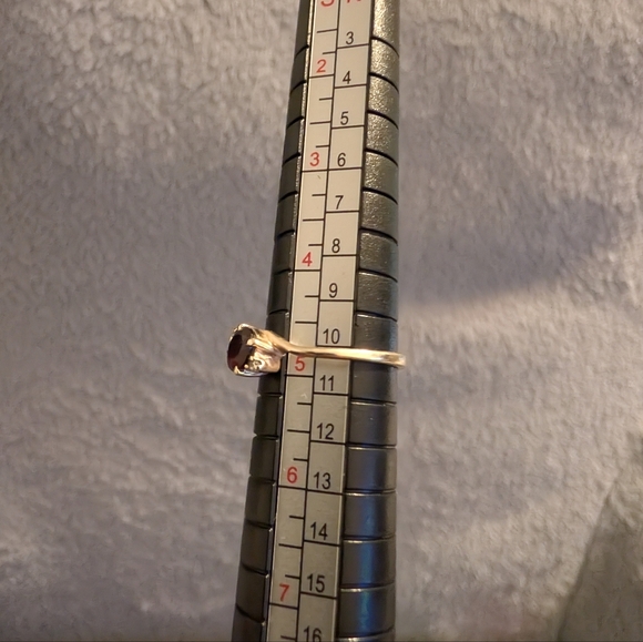 10k solid gold ring with red garnet and diamonds size 4.75 weighs 1.3 grams - Picture 8 of 9